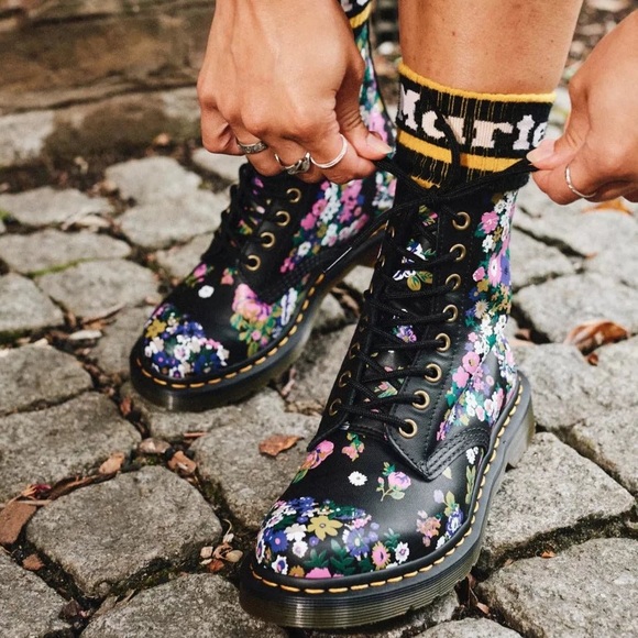 *NWB/NWOT* DR. MARTENS Women's 1460 Pascal - Black+Multi Vintage Floral Backhand - Picture 2 of 15